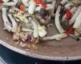 Foto langkah ke 4 dari resep Telur Tumis Jamur.