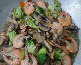 Foto langkah ke 7 dari resep Cah Jamur Brokoli simple.