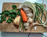 Foto langkah ke 1 dari resep Sayur Sop Bakso Kuah Bening.