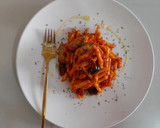 Foto del paso 7 de la receta: Macarrones con salchichas y olivas negras en salsa de tomate