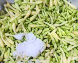 Foto langkah ke 1 dari resep Tumis Kangkung Bunga Pepaya.