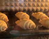 Foto langkah ke 5 dari resep Mini Croissant Tower.