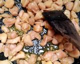 Foto langkah ke 2 dari resep Ayam goreng mentega.