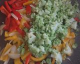Foto del passaggio 4 della ricetta Pollo con verdure e limone,con riso basmati