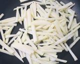 Hình bước làm 3 của món Su hào xào xì dầu