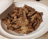 A picture of step 8 of My Crispy Sweet Chilli Beef Salad. With Toasted Sesame seeds 😀.