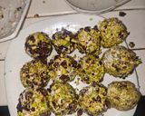 Foto del paso 5 de la receta: Bombones de queso y crujiente de jamón con cobertura de pistacho y arándanos