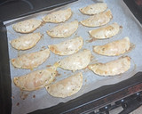 Foto del paso 8 de la receta: Empanadillas de merluza, gambas, palitos de cangrejo y huevo duro al horno con ensalada