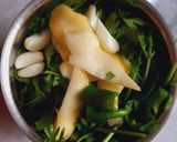 A picture of step 1 of Aam Dhaniya Chutney.