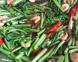 Gambar langkah 3 resipi Sayur Kangkung Goreng Kicap.
