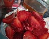 Foto langkah ke 2 dari resep Overnight Oatmeal Strawberry.