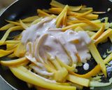 Foto del paso 4 de la receta: Fideos de calabacín amarillo con salsa cremosa y salteado de garbanzo🍝🧆🍜