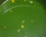 A picture of step 4 of Spinach Clear Soup.