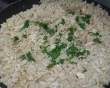 Foto del paso 3 de la receta: Coliarroz🍚con tocineta🥓, ajo🧄 y perejil🥡🍱🍛