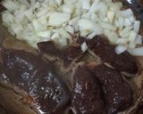 Foto del paso 1 de la receta: Churrascos de hígado encebollado con puré de papas