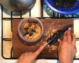 Foto del paso 1 de la receta: Chilaquiles con Bistec en Chile Pasilla