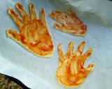 Foto del paso 1 de la receta: Manos de muertos sangrientas