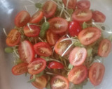Foto del paso 3 de la receta: Pechito marinado, rabanitos, brotes de girasol, cherrys y uvas