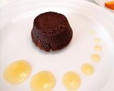 Foto del passaggio 5 della ricetta Tortino dal cuore morbido al cioccolato con salsa all'arancia