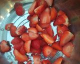 Foto langkah ke 2 dari resep Korean Strawberry Milk.