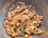 รูปขั้นตอนการทำที่ 2 ของ ข้าวผัดมัสมั่นไก่ทอด