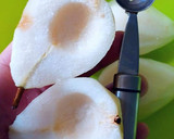 Foto del paso 2 de la receta: Peras en almíbar de fresas y agua de rosas
