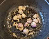 A picture of step 4 of Chicken and chalots in Dijon and white wine vinegar.