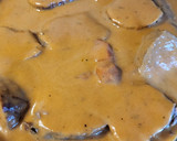 Foto del paso 9 de la receta: Solomillo en salsa con champiñones, puré de patata y compota de pera