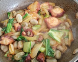 Foto del paso 9 de la receta: Pak choi salteado con pulpo y habas