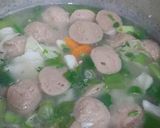 Foto langkah ke 3 dari resep Sayur sop bakso.