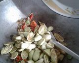 Foto langkah ke 5 dari resep Tumis Terong Bunga Pepaya.