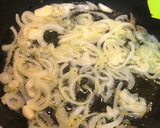 Foto del paso 2 de la receta: Merluza congelada encebollá a mi manera