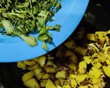 A picture of step 3 of Methi aloo fry.