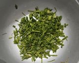 Foto langkah ke 1 dari resep Peyek Udang Rebon Daun Kucai.