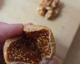 Foto del paso 3 de la receta: Higos secos tipo Smyrna pero de producción nacional 🇦🇷 con nueces de nogal, nevados con coco rallado