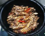 Hình bước làm 4 của món Cá chai trứng kho tiêu