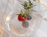 Foto del paso 1 de la receta: Cocktail de ginebra, bitter kas y romero