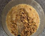 Foto del passaggio 3 della ricetta Ciambellone di Mele con Banana e Noci
