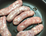 Foto del paso 1 de la receta: Súper bocata de salchichas con queso 🥖🧀🍅