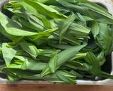 A picture of step 1 of Wild garlic oil.