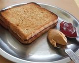 A picture of step 4 of Peanut butter jam sandwich.