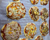 Foto del paso 4 de la receta: Mini pizzas de sabores