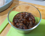 Foto del paso 3 de la receta: Mar y montaña gamba y salchicha con seta camasec y yema escaldada