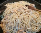 Foto del paso 5 de la receta: Espaguetis con gambas y gulas