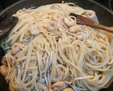 Foto del paso 5 de la receta: Espaguetis con gambas y gulas