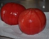 Une image de l'étape 2 de Tomate confite entière en sirop vanillé, coulis de poivron et olives confites.