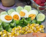 Foto langkah ke 6 dari resep Healthy Diet Food: Grilled Salmon with Boiled egg, steamed broccoli & corn - Ramadan Day 1.