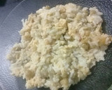 Foto del paso 1 de la receta: Arroz con cebolla y huevo, más arvejas