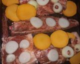 Foto del paso 1 de la receta: Costilla de cerdo al horno con cebolla y calabaza
