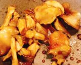 Hình bước làm 3 của món Mỳ Udon xào sốt Bulgogi vs bó xôi và nấm